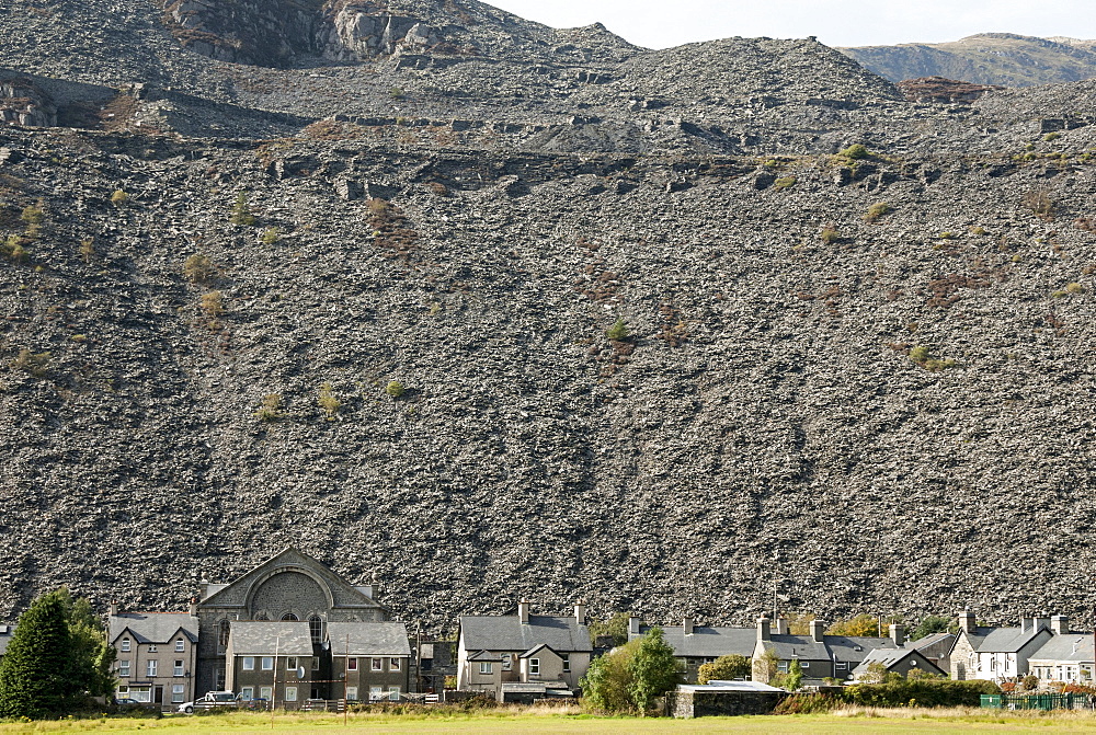 Houses below slate quarry waste heaps, Blaenau Ffestiniog, Gwynedd, North Wales, United Kingdom, Europe