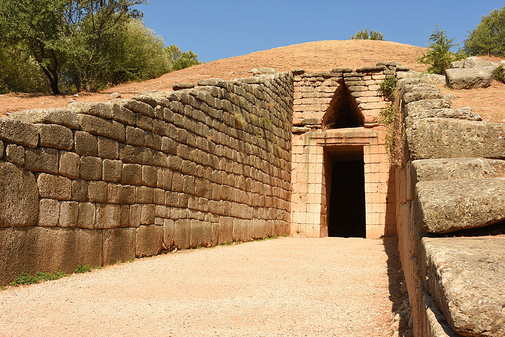 Approach to Tomb of Agamemnon (the Treasury of Atreus), beside ruins of Mycenae, UNESCO World Heritage Site, Mykines, Peleponnese, Greece, Europe