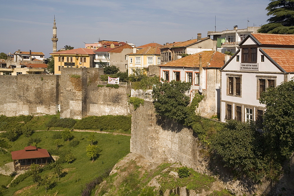 Old city walls, Trabzon, Anatolia, Turkey, Asia Minor, Eurasia