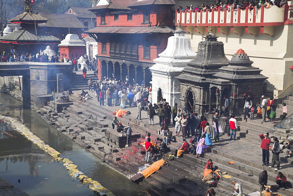 Cremation ceremony on banks of Bagmati River at Shivaratri festival, Pashupatinath Temple, Kathmandu, Nepal, Asia