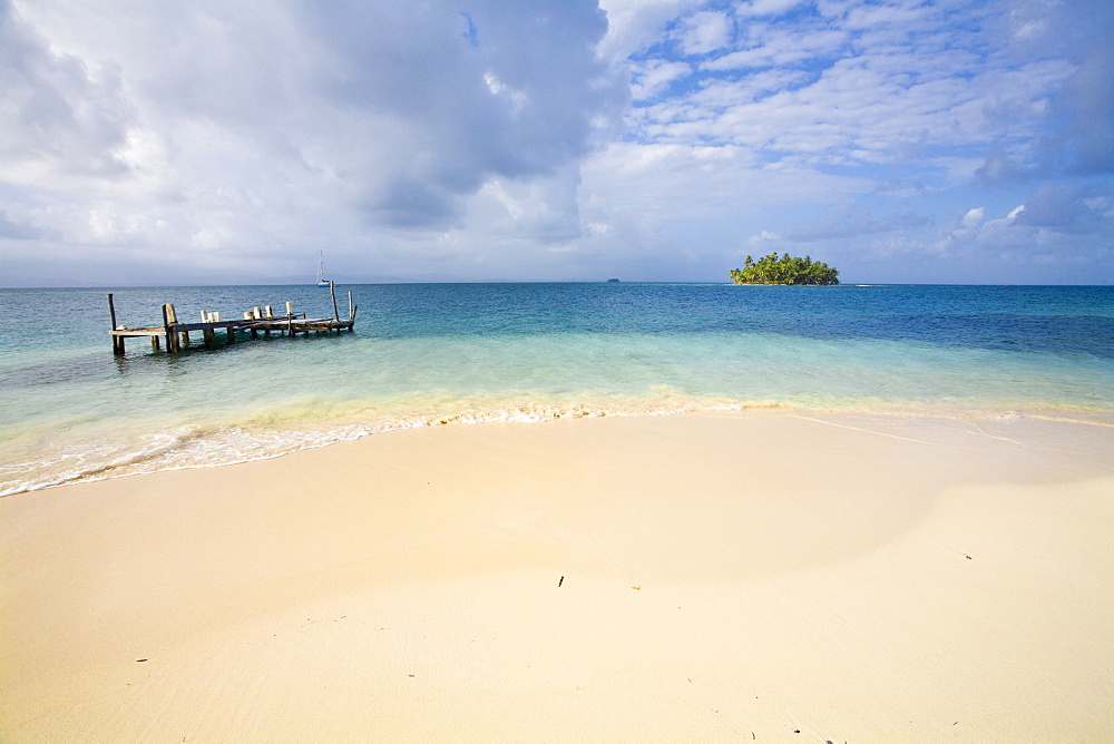 Beach on Kuanidup Grande, looking towards small island, Comarca de Kuna Yala, San Blas Islands, Panama, Central America