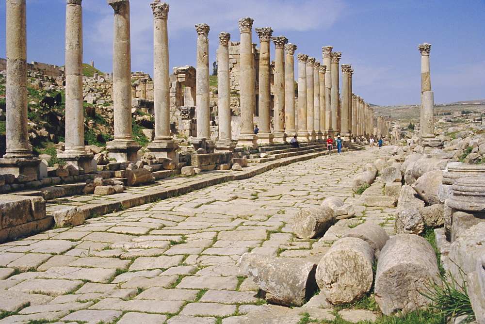 Colonnaded street, Roman ruins, Jerash, Jordan, Middle East