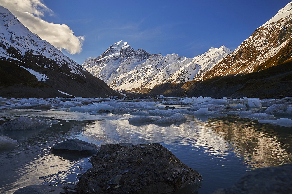 Hooker Glacier Lake in the shadow of Mount Cook (Aoraki), Hooker Valley Trail, Mount Cook National Park, UNESCO World Heritage Site, Southern Alps, South Island, New Zealand, Pacific