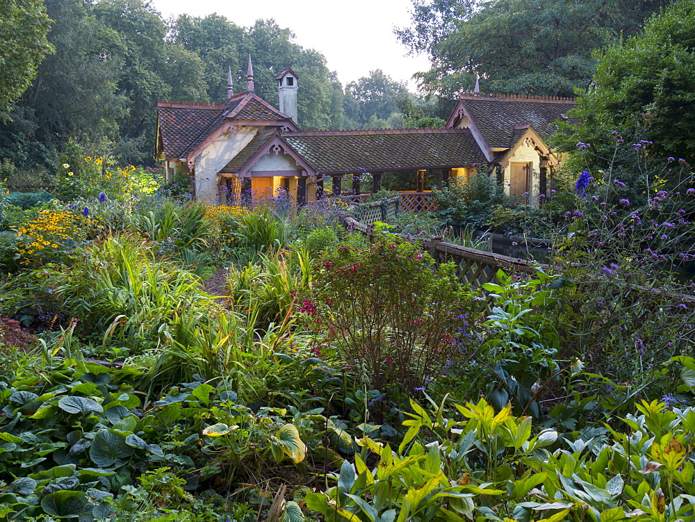 St. James's Park lake with Swiss Chalet (Duck Island Cottage), London, England, United Kingdom, Europe 