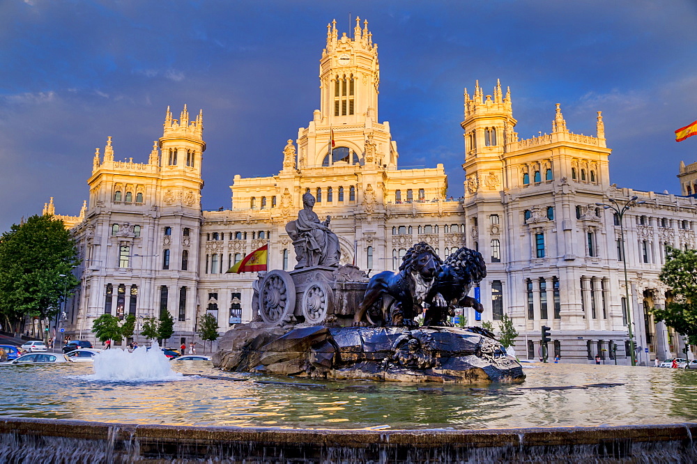 Fountain and Plaza de Cibeles Palace (Palacio de Comunicaciones), Plaza de Cibeles, Madrid, Spain, Europe