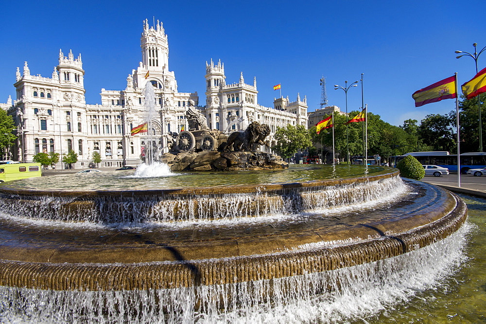 Fountain and Plaza de Cibeles Palace (Palacio de Comunicaciones), Plaza de Cibeles, Madrid, Spain, Europe