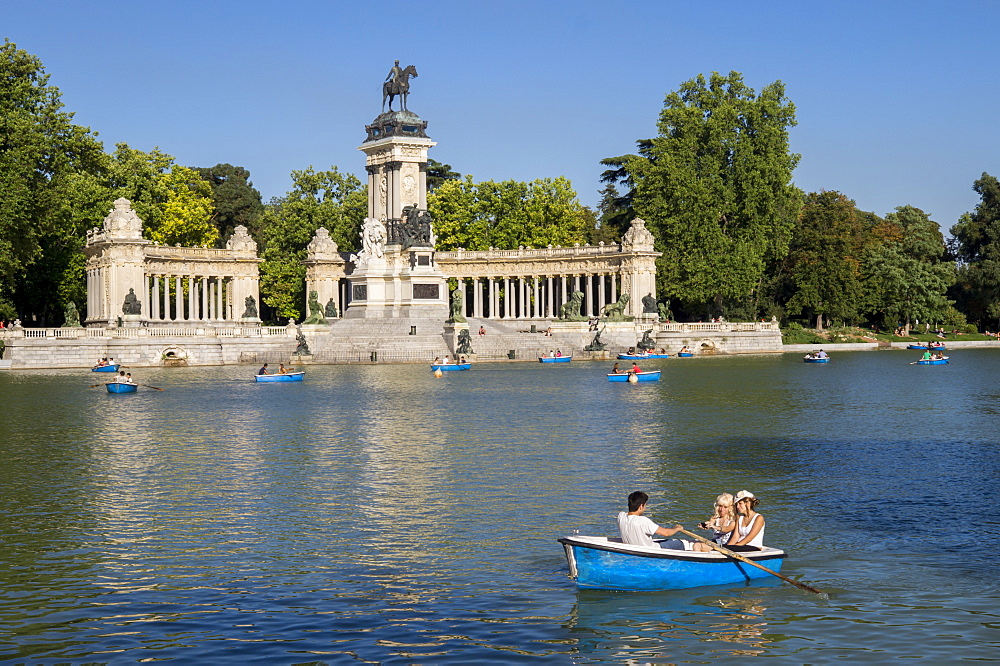 Boating lake, Retiro, Alfonso XII Monument, Madrid, Spain, Europe