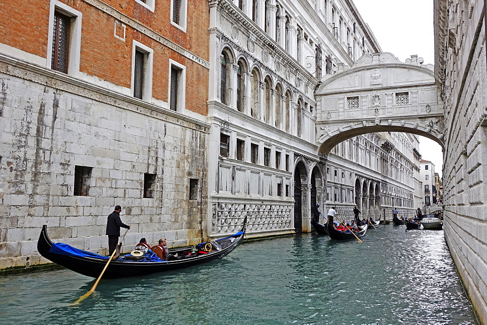 Bridge of Sighs with Doge's Palace, Venice, UNESCO World Heritage Site, Veneto, Italy, Europe