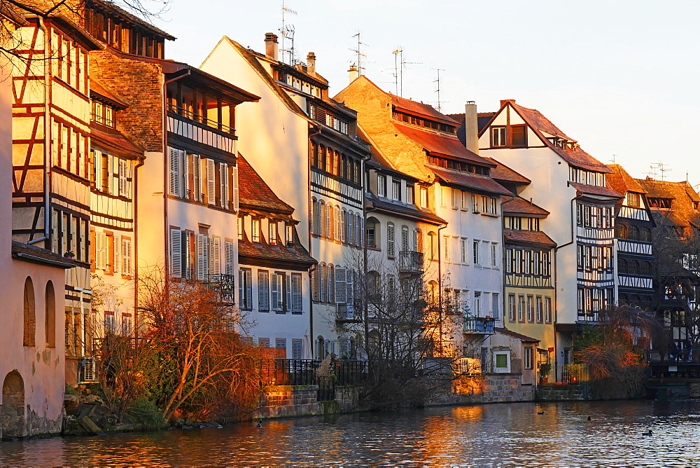 Ill River and Quai de la Bruche, old town Petite France, UNESCO World Heritage Site, Strasbourg, Alsace, France, Europe