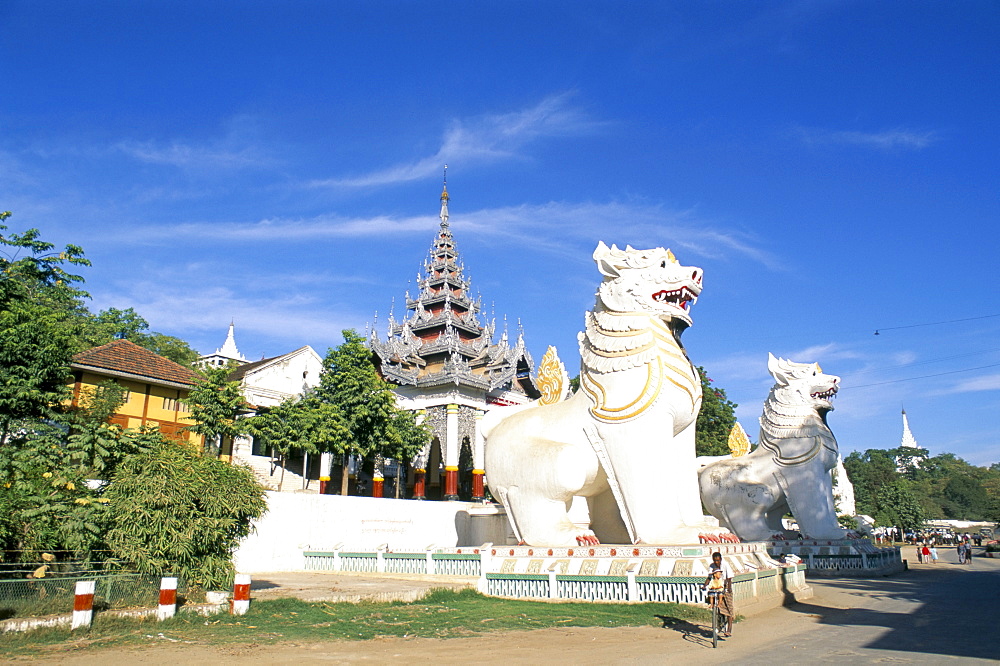 Chinthes at foot of stairs, Mandalay Hill, Mandalay, Myanmar (Burma), Asia