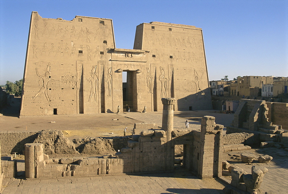 Forecourt and pylon, the temple of Horus, archaeological site, Edfu, Egypt, North Africa, Africa