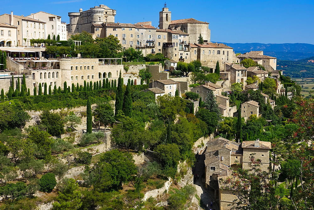 Hilltop village of Gordes, Vaucluse, Provence, France, Europe