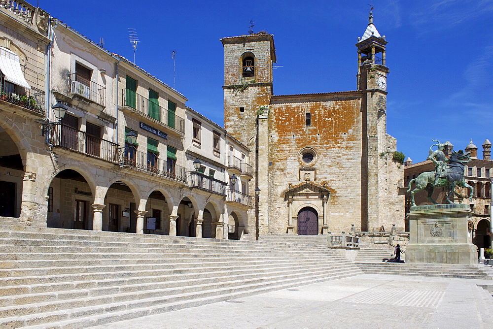 Pizarro statue and San Martin Church, Plaza Mayor, Trujillo, Extremadura, Spain, Europe