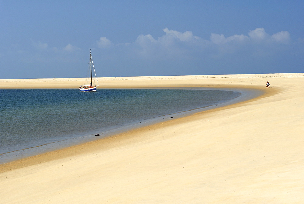 Sand bank, old sailing yacht anchored, Bay of Arcachon, Cote d'Argent, Gironde, Aquitaine, France, Europe