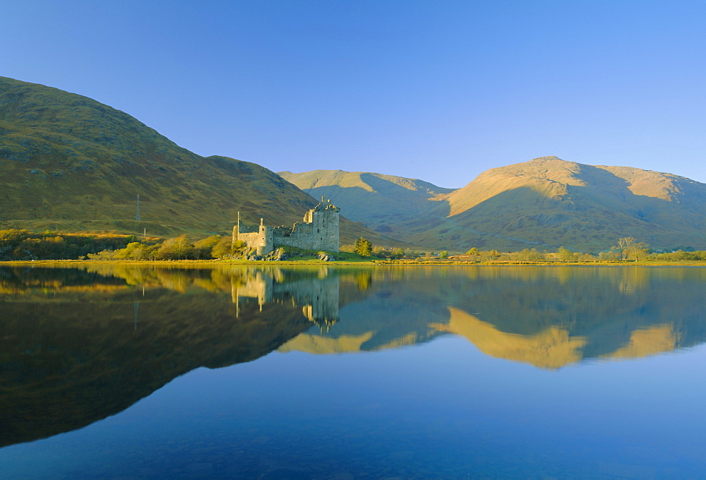 Kilchurn Castle and reflections in Loch Awe, Strathclyde, Highlands Region, Scotland, UK, Europe