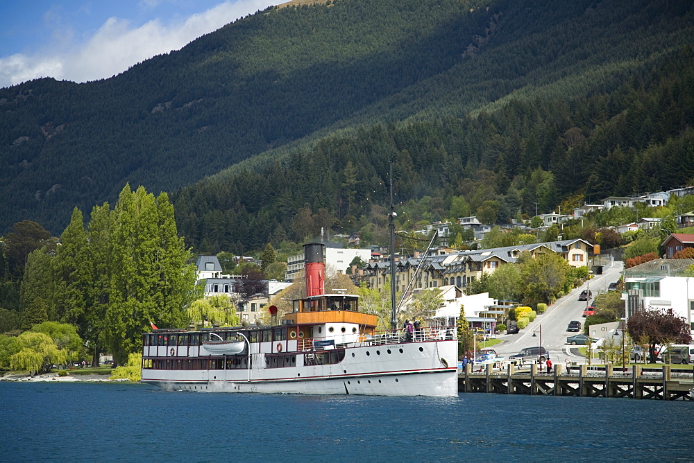 Steamer Earnslaw on Lake Wakatipu approaching wharf, Queenstown, Otago, South Island, New Zealand, Pacific