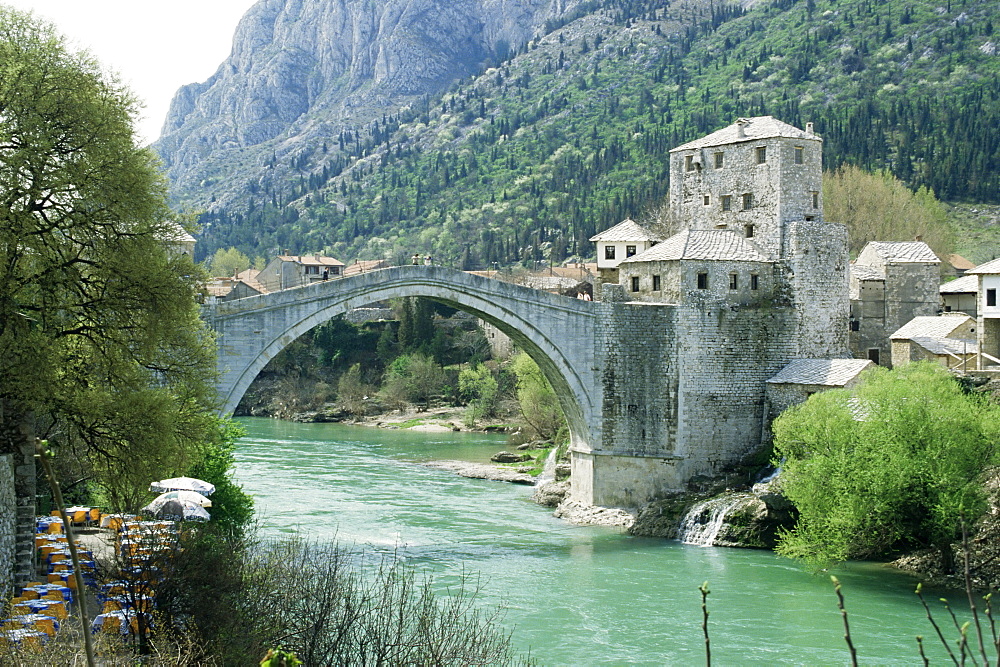 The Turkish Bridge over the River Neretva dividing the town, Mostar, Bosnia, Bosnia-Herzegovina, Europe