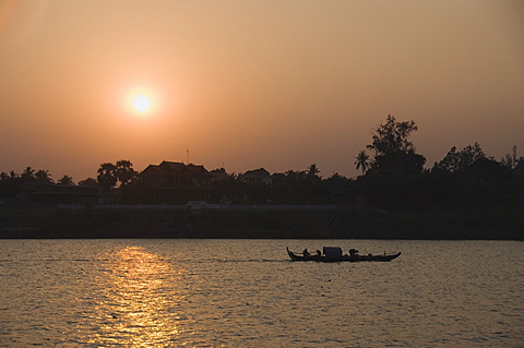 Fishermen on the Mekong River, Phnom Penh, Cambodia, Indochina, Southeast Asia, Asia