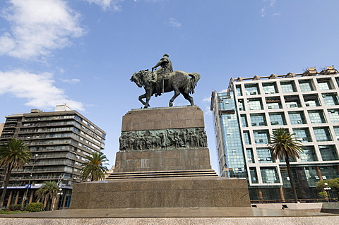 Statue of Artigas, Plaza Independencia (Independence Square), Montevideo, Uruguay, South America