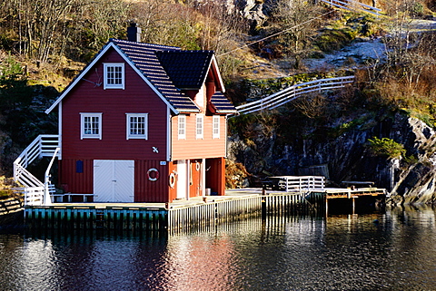 Fjord side cabins near Bergen, Hordaland, Norway, Scandinavia, Europe