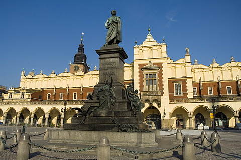 Statue of the romantic poet Mickiewicz in front of The Cloth Hall (Sukiennice), Main Market Square (Rynek Glowny), Old Town District (Stare Miasto), Krakow (Cracow), UNESCO World Heritage Site, Poland, Europe