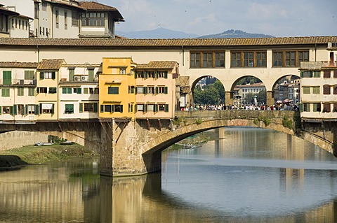 Ponte Vecchio, famous bridge over the Arno River, Florence (Firenze), Tuscany, Italy, Europe