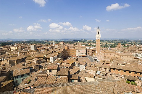 View of the Piazza del Campo and the Palazzo Pubblico with its amazing bell tower, Siena, UNESCO World Heritage Site, Tuscany, Italy, Europe