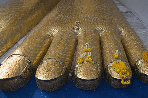 The Temple of the Standing Buddha (Wat Intrawiharn), Bangkok, Thailand, Southeast Asia, Asia