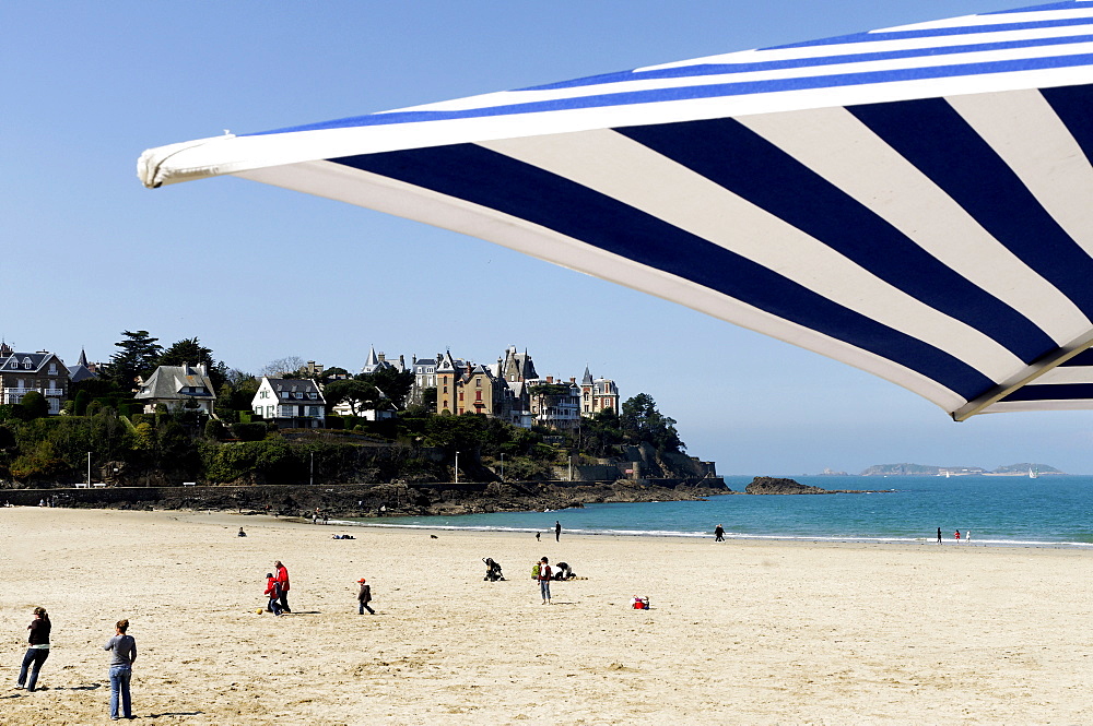 Plage de l'Ecluse (Ecluse Beach) and typical villas, Dinard, Brittany, France, Europe