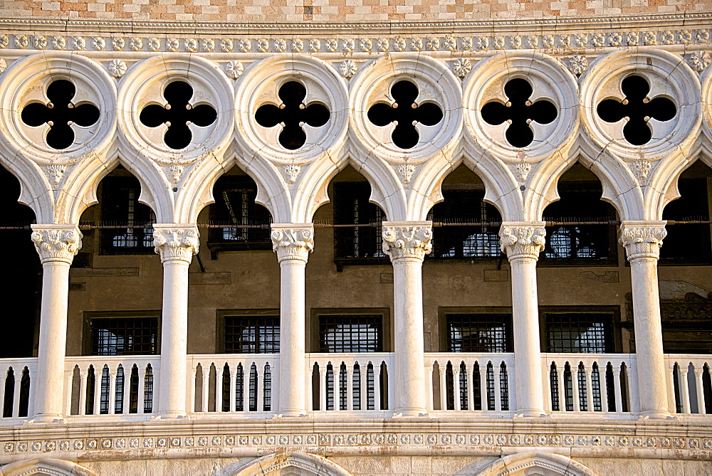 Logia detail, Palazzo Ducale (Doges Palace), Piazza San Marco, San Marco, Venice, UNESCO World Heritage Site, Veneto, Italy, Europe