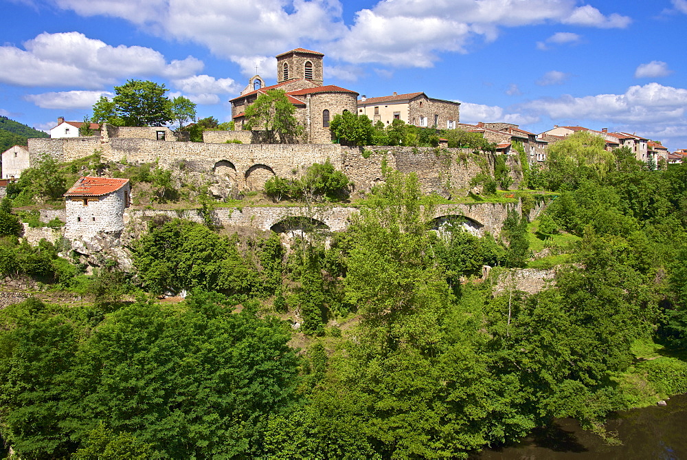 Perched medieval village, Saint Vincent church dating from the 12th century, and Allier River, Vieille Brioude, Auvergne, Haute Loire, France, Europe