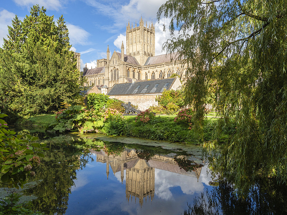 Reflection of the Cathedral in the Moat, The Bishop's Palace, Wells, Somerset, England, United Kingdom, Europe