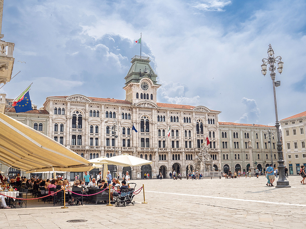 Caffe degli Spegli and the Town Hall, Piazza dell'Unita d'Italia, Trieste, Friuli-Venezia Giulia, Italy, Europe