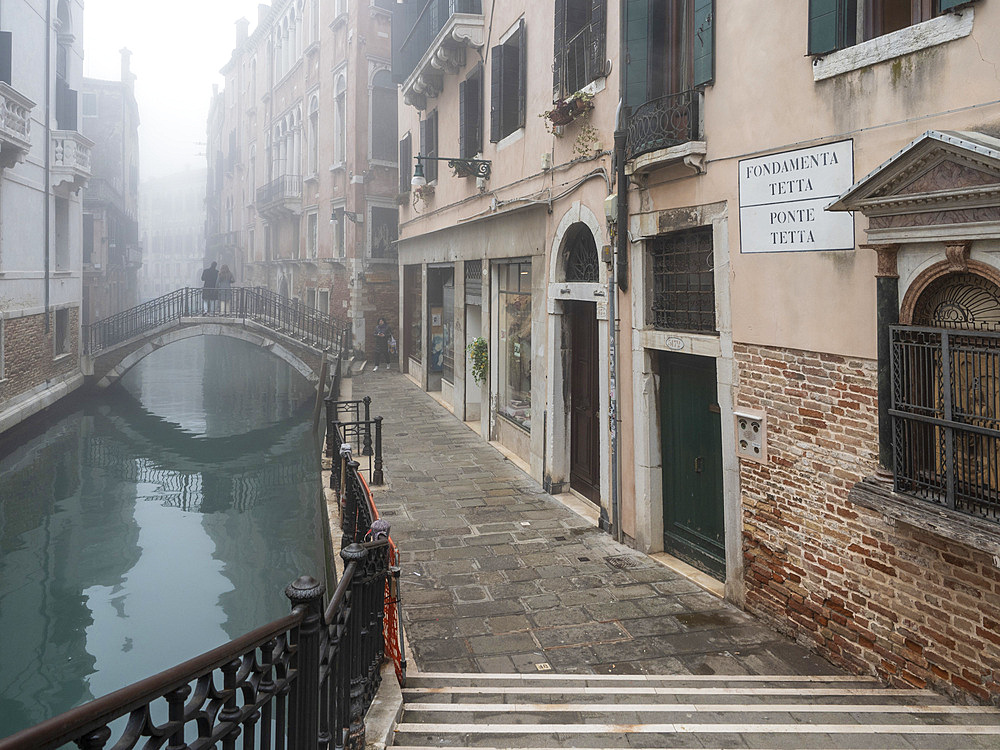 A misty winter morning by the canal, Fondamenta Tetta, Castello, Venice, UNESCO World Heritage Site, Veneto, Italy, Europe