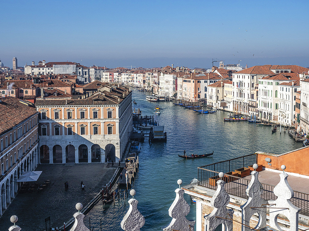 View of the Grand Canal from the rooftop terrace of the Fondaco dei Tedeschi, Rialto, Venice, UNESCO World Heritage Site, Veneto, Italy, Europe