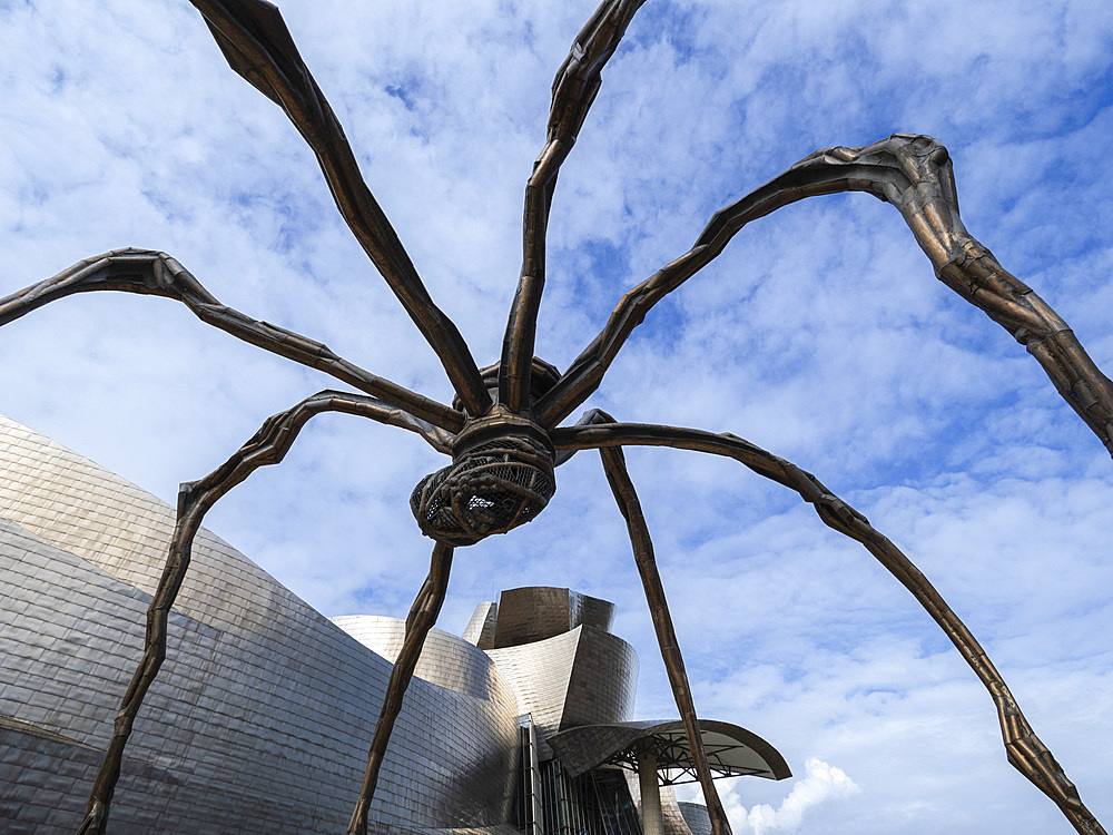 'Maman', a sculpture by Louise Bourgeois, outside the Guggenheim Museum, Bilbao, Basque Country, Spain, Europe