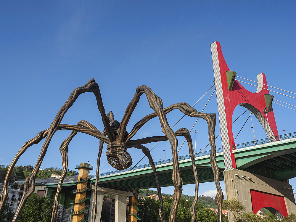 'Maman', a sculpture of a spider by Louise Bourgeois,, next to Red Arches on the La Salve Bridge, Bilbao, Basque Country, Spain, Europe