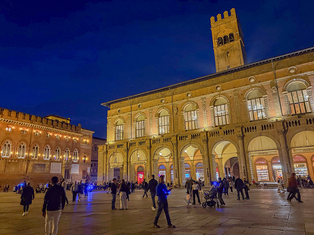 Palazzo del Podesta at twilight, Piazza Maggiore, Bologna, Emilia Romagna, Italy, Europe