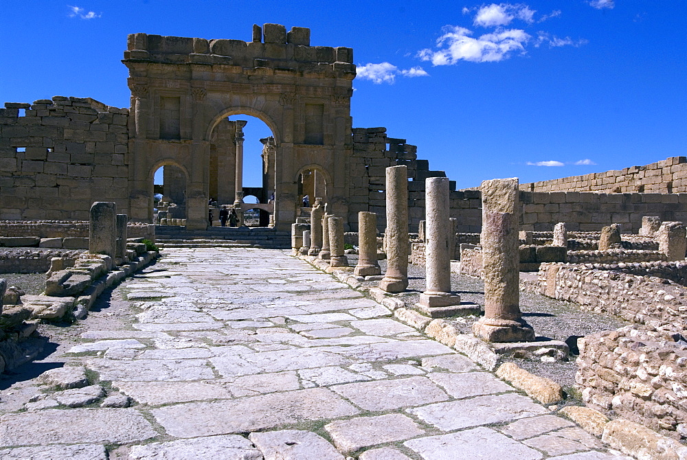 The main road towards the Antonine Gate, Forum and Capitolium, Roman ruin of Sbeitla, Tunisia, North Africa, Africa