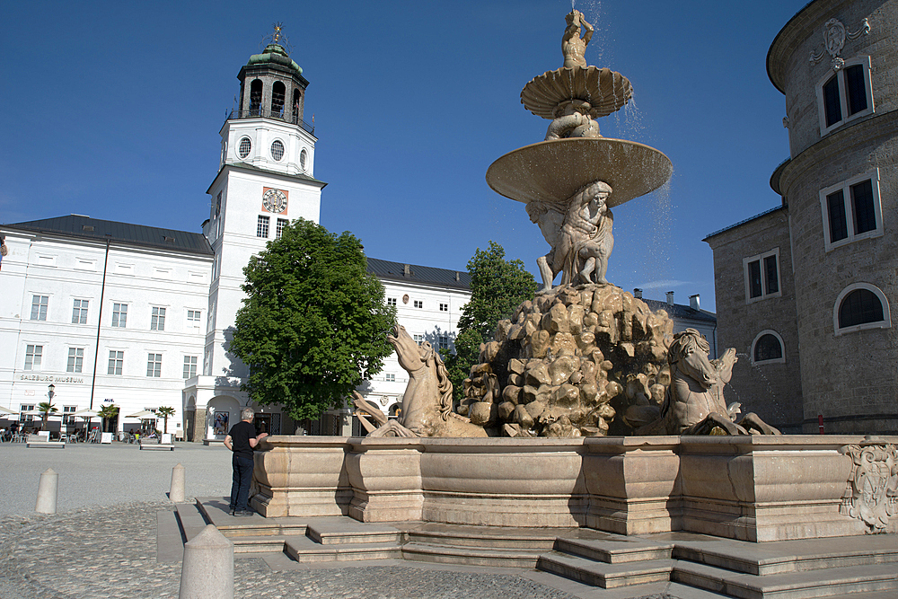 Residenzbrunnen (Residence Fountain), Altstadt, Salzburg, Austria, Europe