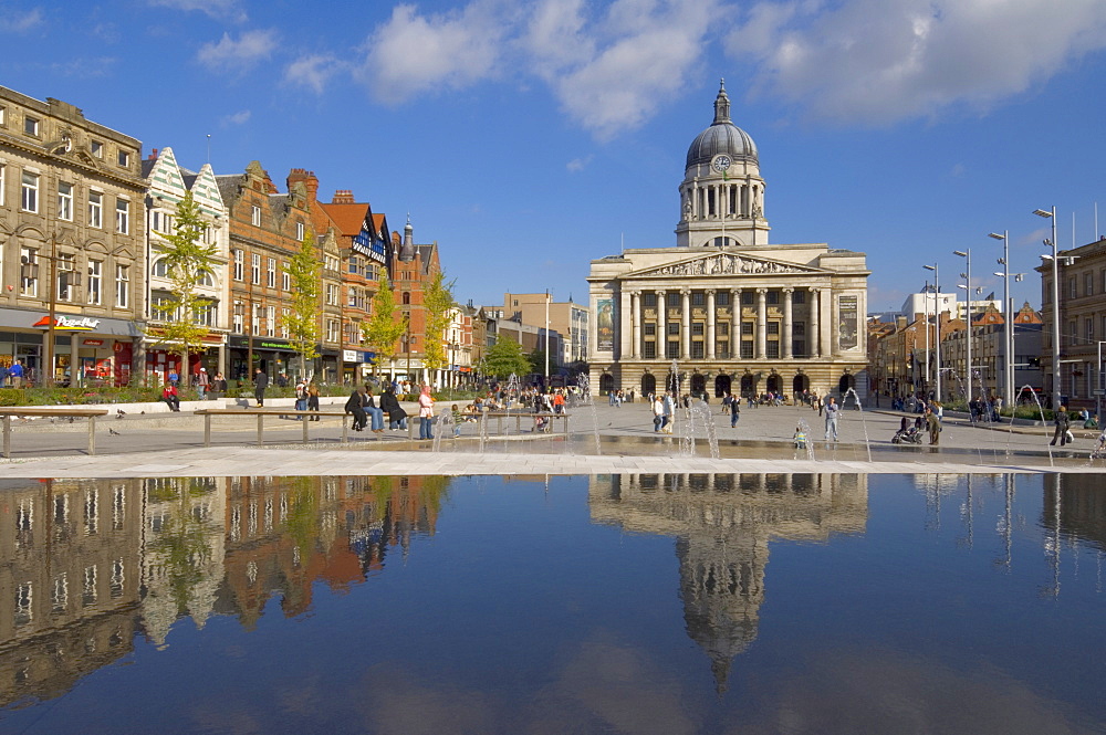 Council House reflected in the infinity pool, and fountains in the newly renovated Old Market Square in the city centre, Nottingham, Nottinghamshire, England, United Kingdom, Europe