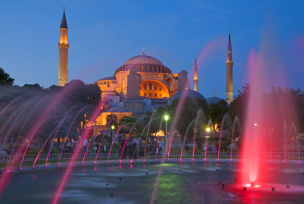 The Blue Mosque (Sultan Ahmet Camii) with domes and minarets, fountains and gardens in foreground, floodlit at night, Sultanahmet, central Istanbul, Turkey, Europe