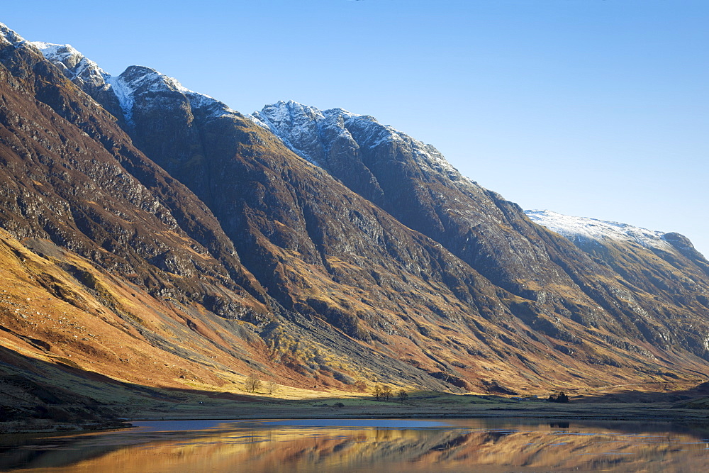 Looking up Glen Coe at Loch Achtriochtan, with the Eagach Ridge of mountains, (Aonach Eagach), Highlands, Scotland, United Kingdom, Europe