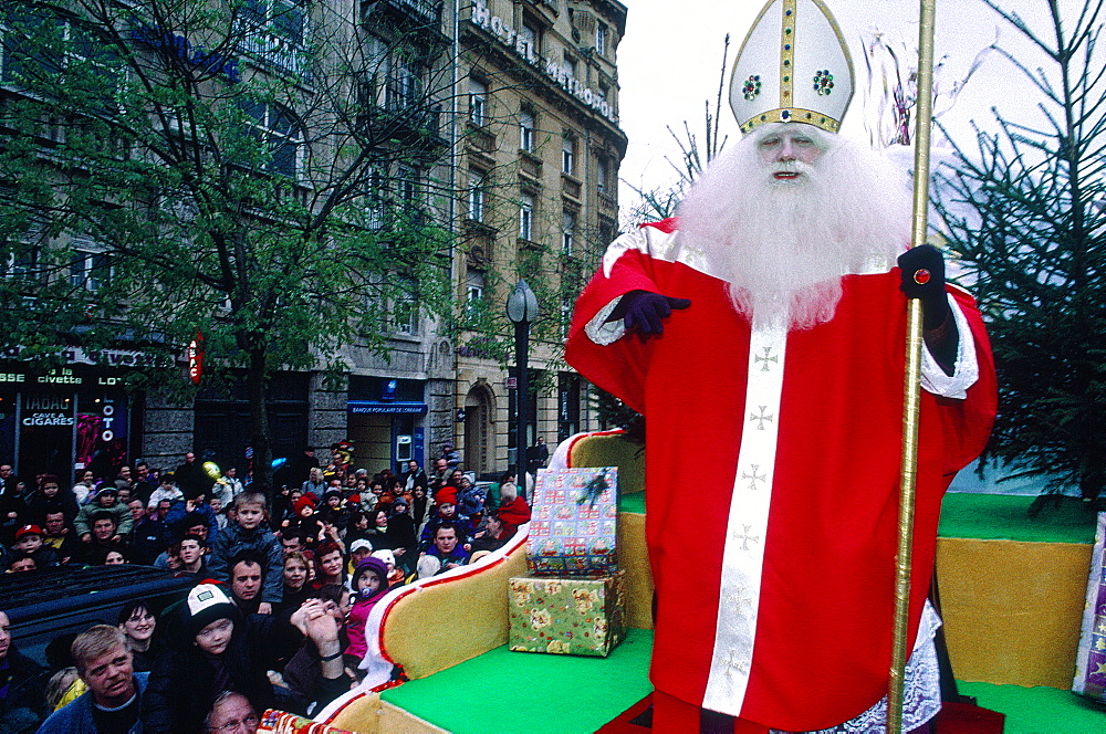 France, Lorraine, Moselle (57), Metz, Santa Klaus Dressed As A Bishop For Xmas Festival