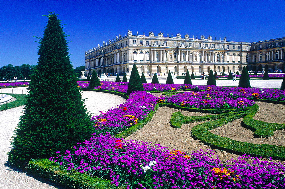 France, Paris, Versailles, The Castle And Gardens In Summer