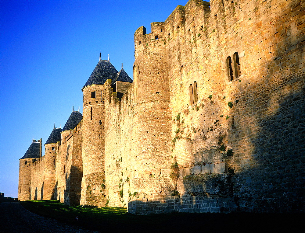 France, Rousillon, Aude (11), Carcassonne, The Ramparts In Winter At Sunrise