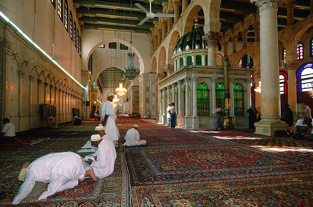 Syria, Damascus , Omayyad Mosque, Interior, People At Prayer, Pilgrims Come From The Whole Islamic World To Visit The Mausoleum Supposed To Contain The Prophet Yaya's Head (St John The Baptist), Iranian Shiites Believe The Prophet Mahomet Grandson Hussein's Head (Son Of Ali) Was Also Stored Here