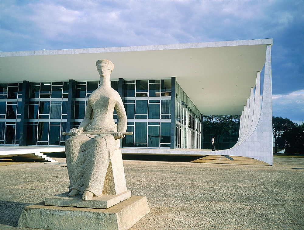 Brazil, Goias, Brasilia, The Administrative Capital Created Par President Kubitschek And Designed By Brasilian Town Planner Lucio Costa & Architect Oscar Niemeyer, The Ministry Of Justice And Blinded Allegoric Statue In Fore