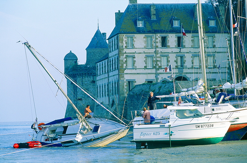 France, Normandy, Manche (50), The Bay, At Low Tide The Socalled Tangue (The Grey Sand) , Boats Ashore At The Mount Foot