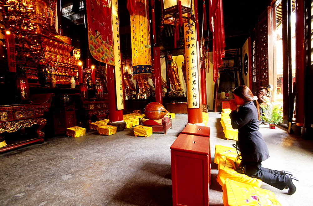 Woman at prayer, the Jade Buddha Temple, Shanghai, China, Asia